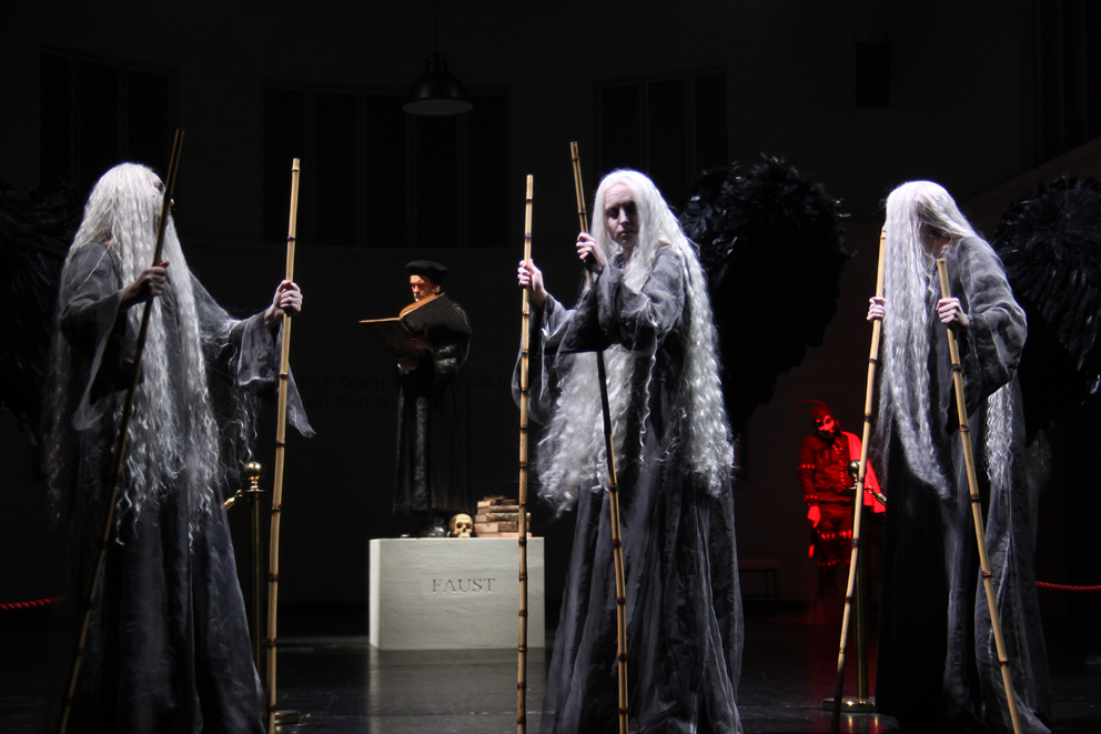 PASCALE ARNDTZ Bühnen und Kostümbildnerin/ Der Untergang des Hauses Usher